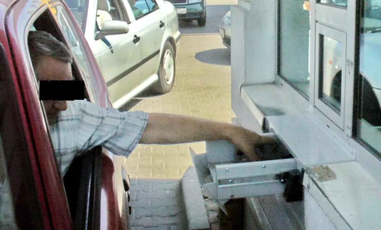 kas-system.pl szuflada do obsługi kierowców bez wysiadania z samochodu IB-ps6 podajnik z uchylnym czołem